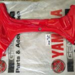 Ποδιά εσωτερική YAM  CRYPTON R 115 '04  ΔΕΞΙΑ  κόκκινη γνήσια